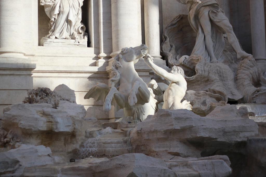 Apartment Near Trevi Fountain Рим Екстер'єр фото