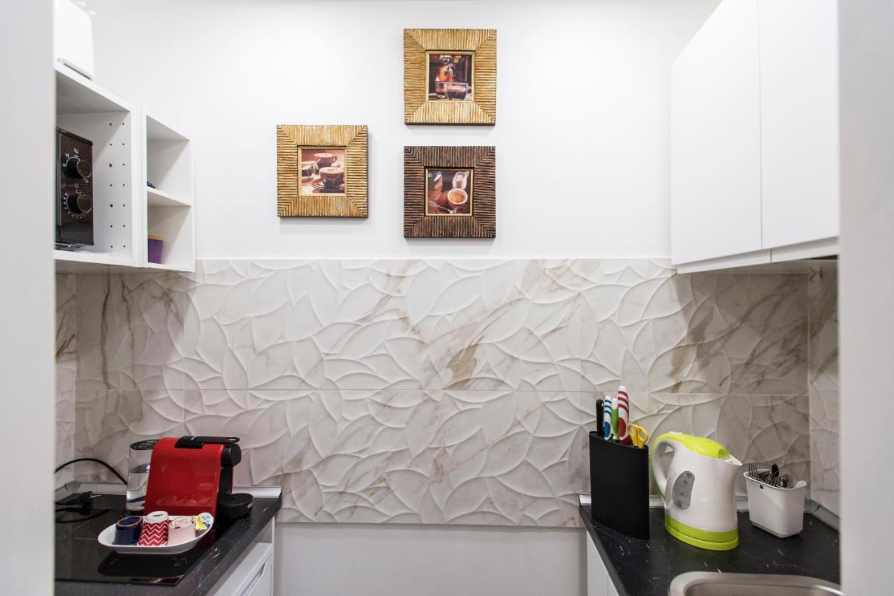 Apartment Near Trevi Fountain Рим Екстер'єр фото