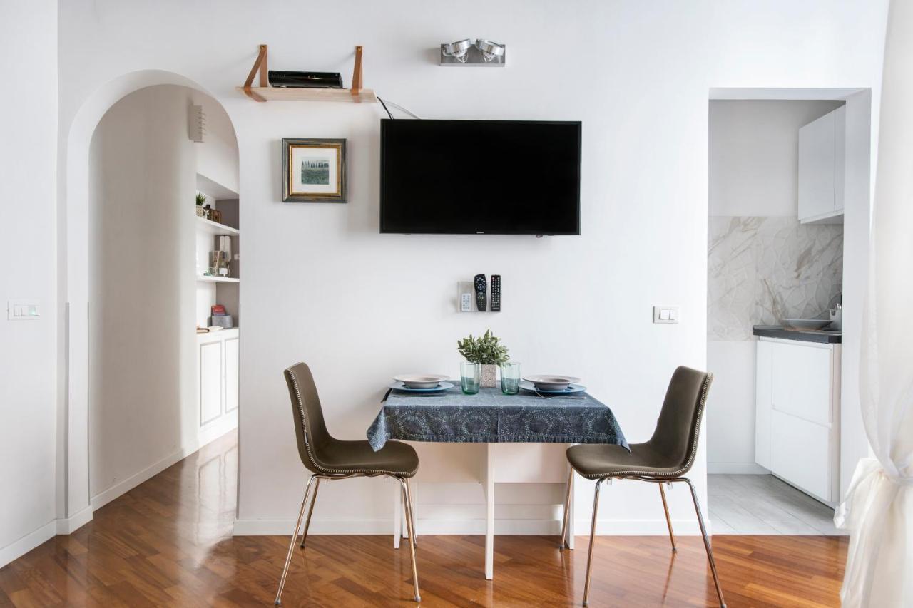 Apartment Near Trevi Fountain Рим Екстер'єр фото